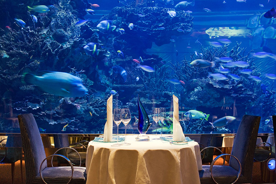 Restaurante Submarino: una mesa y dos sillas con vista al fondo del mar